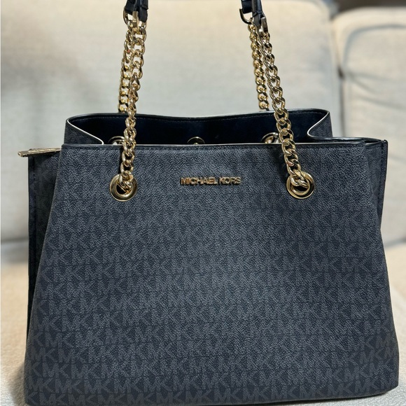 Michael Kors Black Shoulder Bag with Gold Chains - Picture 6 of 8